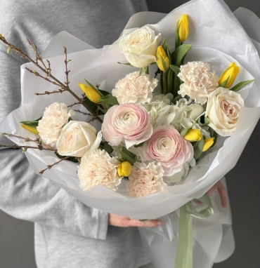 Весенний букет с ранункулюсами и форзицией