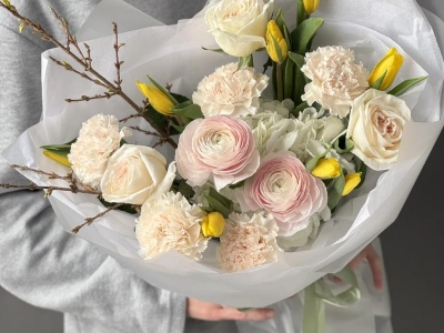Букет с ранункулюсами и тюльпанами