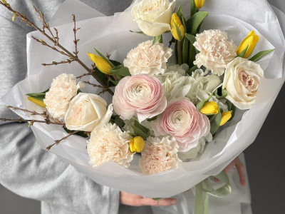 Весенний букет с ранункулюсами и форзицией