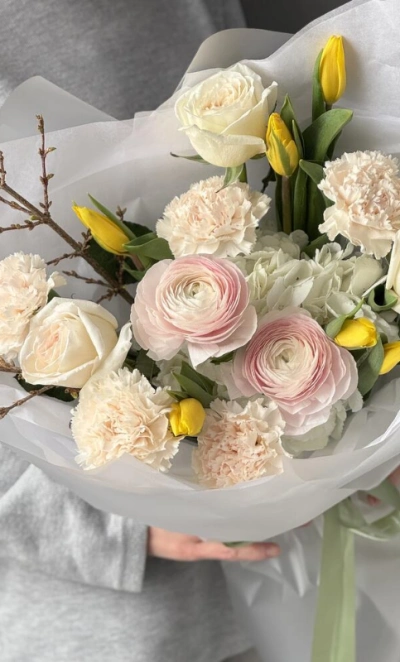 Весенний букет с ранункулюсами и форзицией