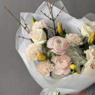 Весенний букет с ранункулюсами и форзицией 3