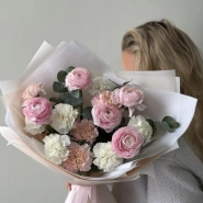 Авторский букет с сортовыми диантусами и ранункулюсами 1