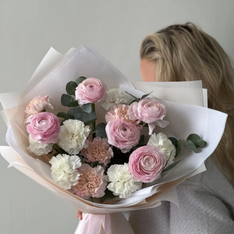 Авторский букет с сортовыми диантусами и ранункулюсами