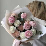 Авторский букет с сортовыми диантусами и ранункулюсами 2