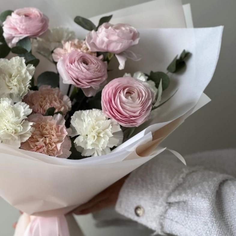 Авторский букет с сортовыми диантусами и ранункулюсами