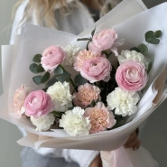 Авторский букет с сортовыми диантусами и ранункулюсами 0