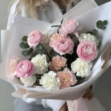 Авторский букет с сортовыми диантусами и ранункулюсами