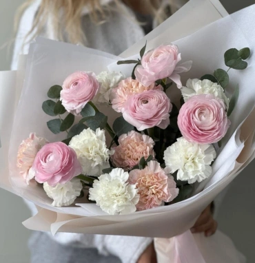 Авторский букет с сортовыми диантусами и ранункулюсами