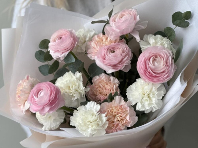 Авторский букет с сортовыми диантусами и ранункулюсами