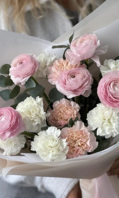 Авторский букет с сортовыми диантусами и ранункулюсами