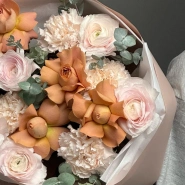 Букет с ранункулюсами ( лютиками ) и розами Капучино 4
