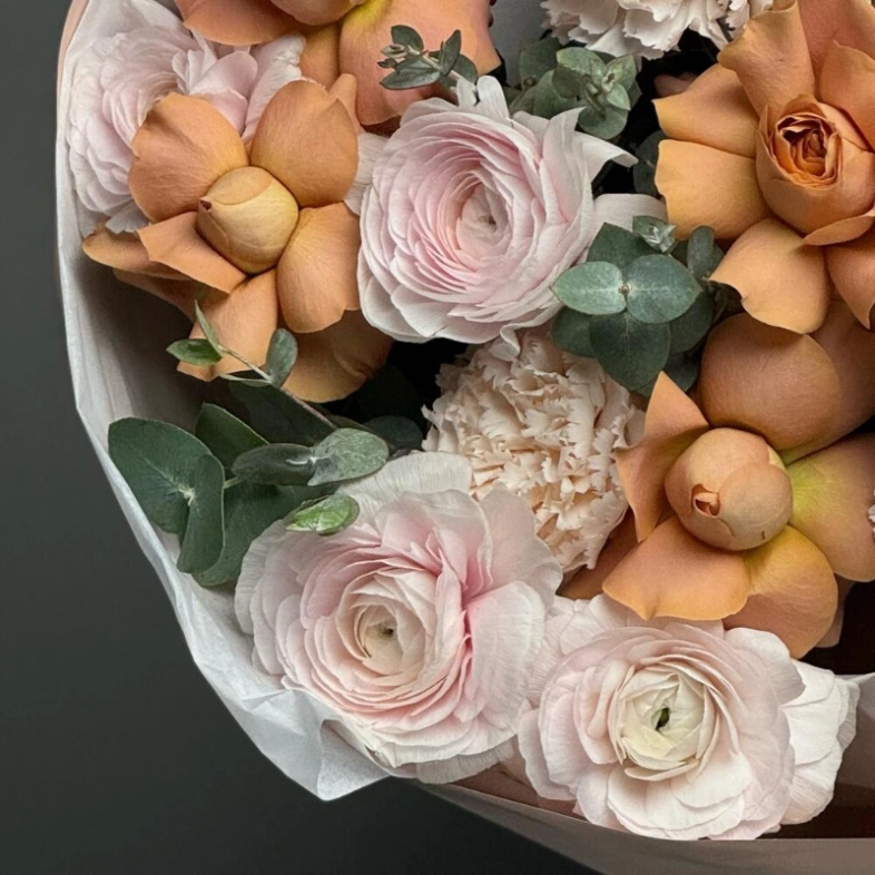 Букет с ранункулюсами ( лютиками ) и розами Капучино