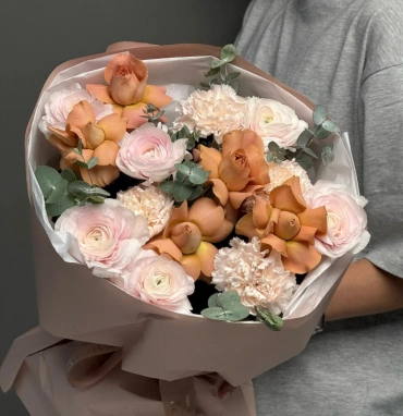 Букет с ранункулюсами ( лютиками ) и розами Капучино
