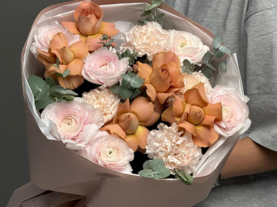 Букет с ранункулюсами ( лютиками ) и розами Капучино