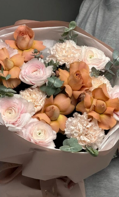 Букет с ранункулюсами ( лютиками ) и розами Капучино