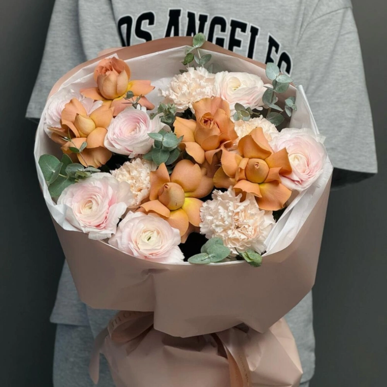 Букет с ранункулюсами ( лютиками ) и розами Капучино