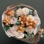 Букет с ранункулюсами ( лютиками ) и розами Капучино 2