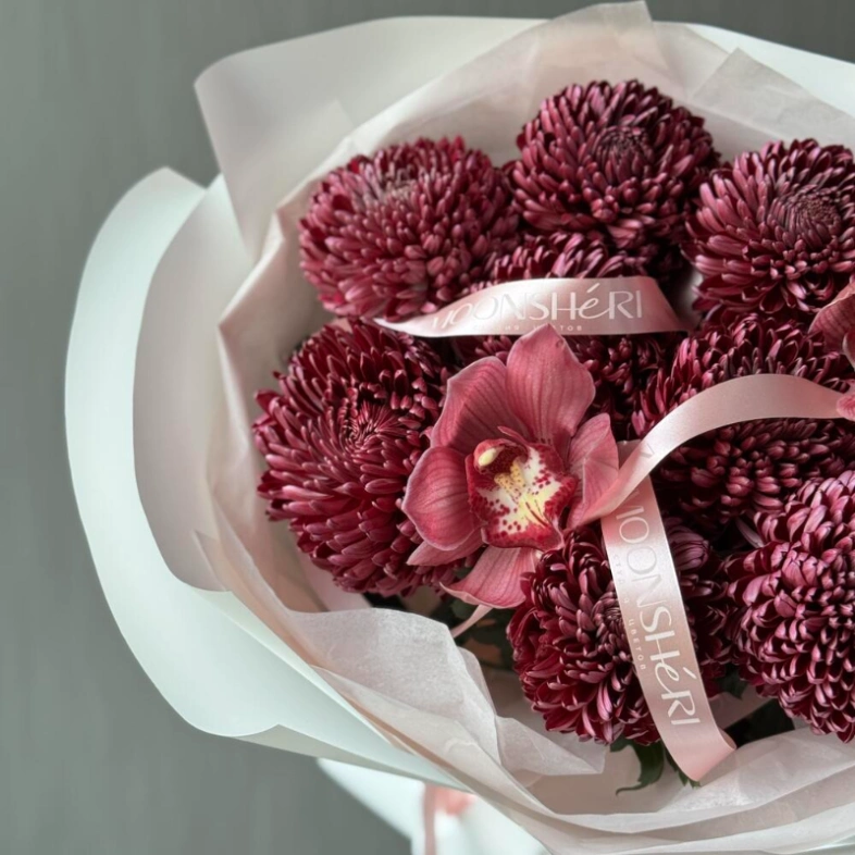 Сезонные бигуди в сочетании с орхидеей