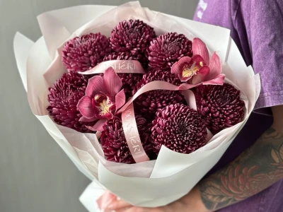 Сезонные бигуди в сочетании с орхидеей