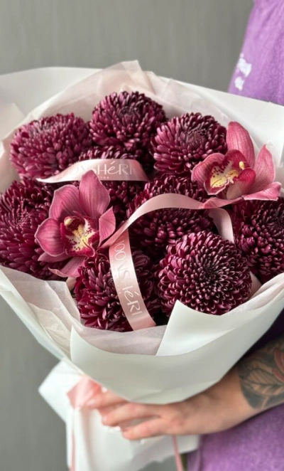 Сезонные бигуди в сочетании с орхидеей