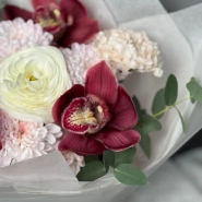 Букет «Время года» с сезонными цветами 3