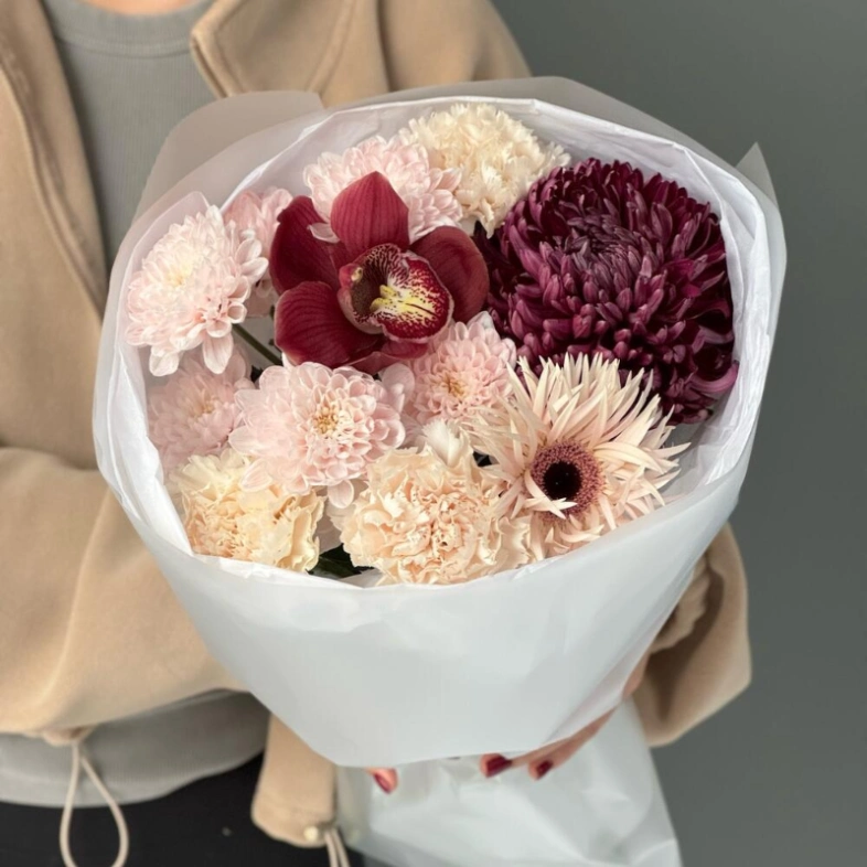Авторский букет с орхидей и хризантемой бигуди