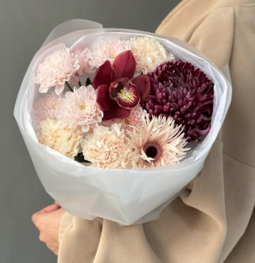 Авторский букет с орхидей и хризантемой бигуди