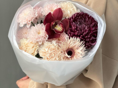 Авторский букет с орхидей и хризантемой бигуди