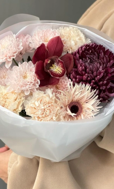 Авторский букет с орхидей и хризантемой бигуди