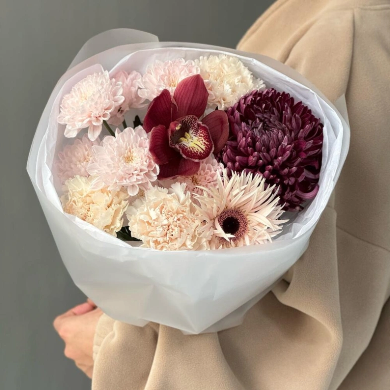 Авторский букет с орхидей и хризантемой бигуди