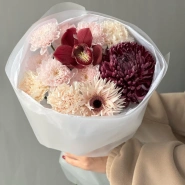 Авторский букет с орхидей и хризантемой бигуди 1