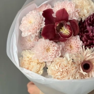 Авторский букет с орхидей и хризантемой бигуди 3