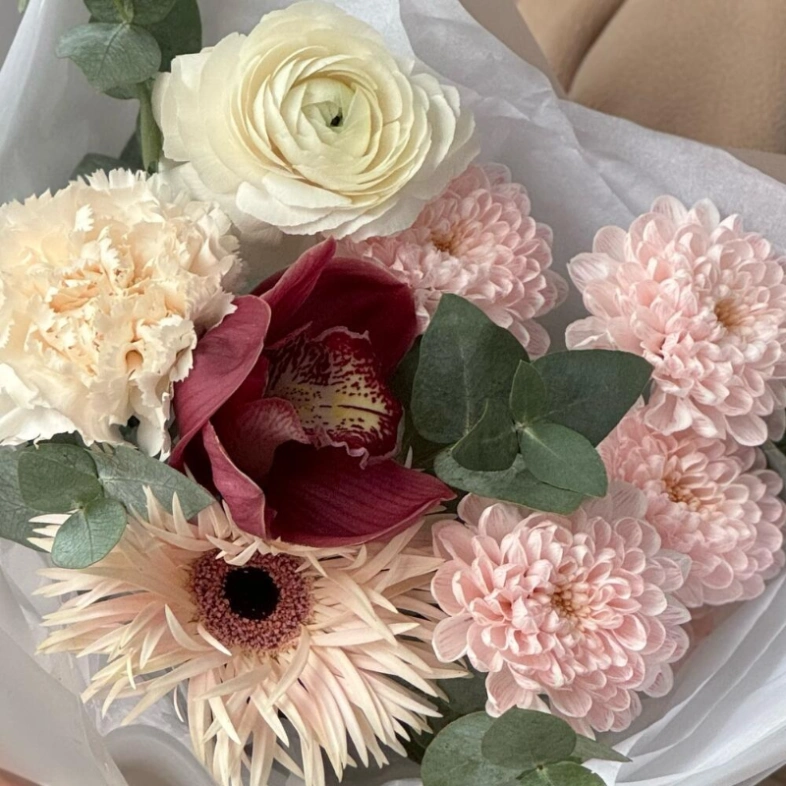 Авторский стойкий букет с ранункулюсом 🤍