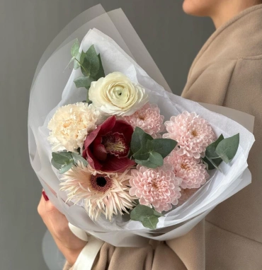 Авторский стойкий букет с ранункулюсом 🤍