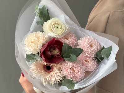 Авторский стойкий букет с ранункулюсом 🤍