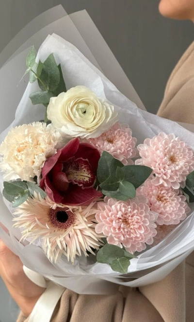 Авторский стойкий букет с ранункулюсом 🤍