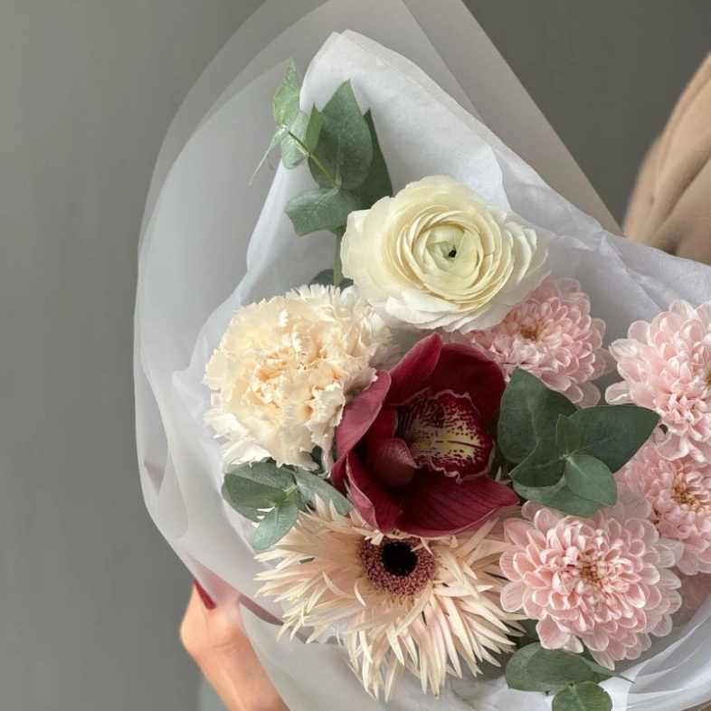 Авторский стойкий букет с ранункулюсом 🤍