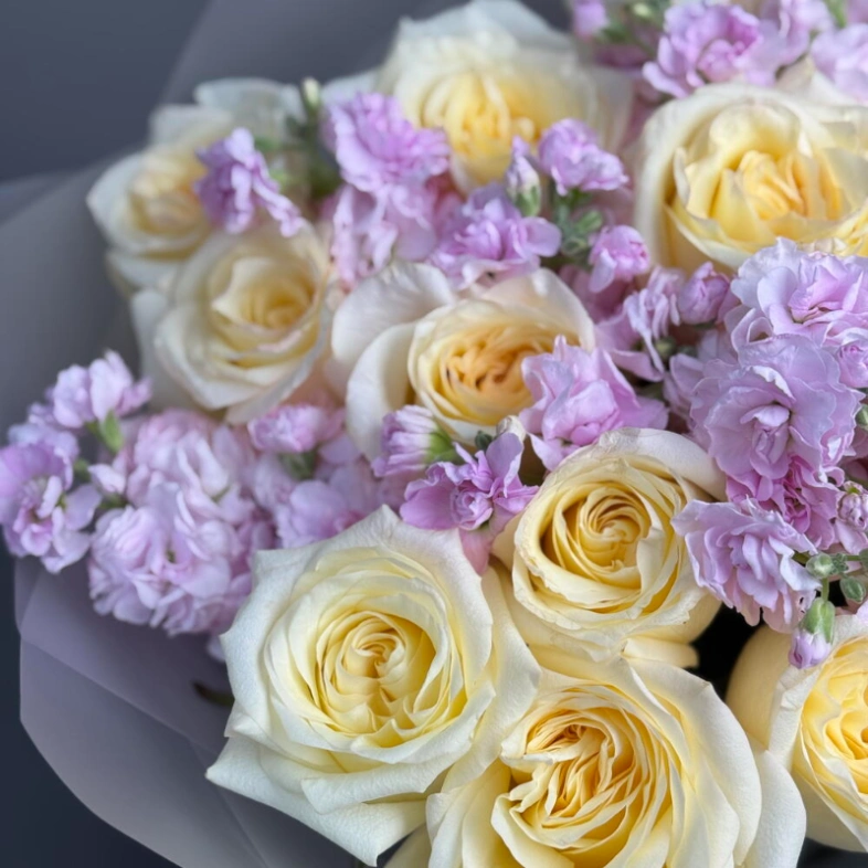 Супер ароматный букет из Канделайт и маттиолы