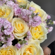 Супер ароматный букет из Канделайт и маттиолы 3