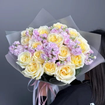 Супер ароматный букет из Канделайт и маттиолы