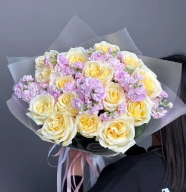 Супер ароматный букет из Канделайт и маттиолы