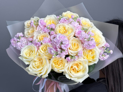 Супер ароматный букет из Канделайт и маттиолы