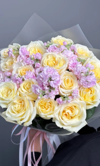 Супер ароматный букет из Канделайт и маттиолы