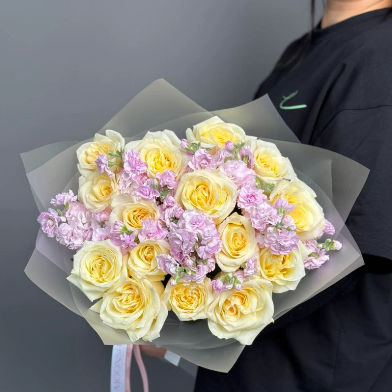 Супер ароматный букет из Канделайт и маттиолы