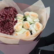 Дуо букет с хризантемой «Бигуди» и кустовыми розами «Павлова» 3