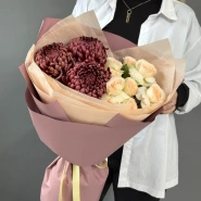 Дуо букет с хризантемой «Бигуди» и кустовыми розами «Павлова» 1