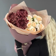 Дуо букет с хризантемой «Бигуди» и кустовыми розами «Павлова» 2