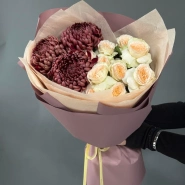 Дуо букет с хризантемой «Бигуди» и кустовыми розами «Павлова» 0