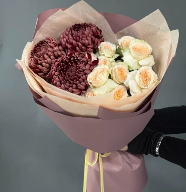 Дуо букет с хризантемой «Бигуди» и кустовыми розами «Павлова»