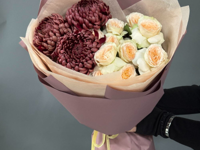 Дуо букет с хризантемой «Бигуди» и кустовыми розами «Павлова»